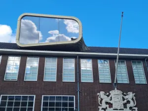 Op de gevel zie je het bijzondere venster. Foto: Museum van Bommel van Dam
