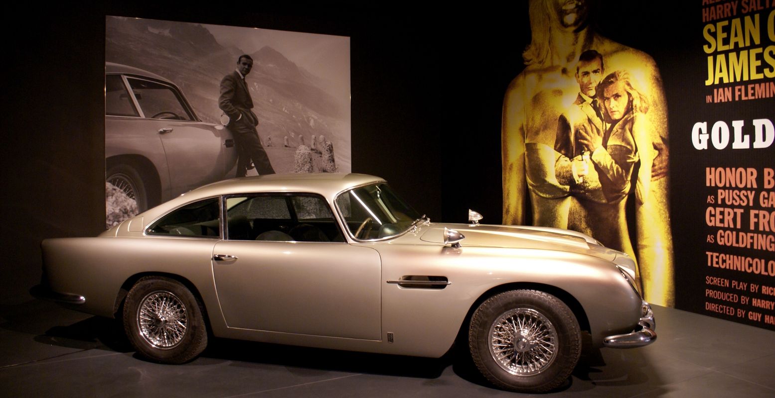 De originele Aston Martin DB5 uit de James Bond film Goldfinger staat in het Louwman Museum. Foto: Louwman Museum