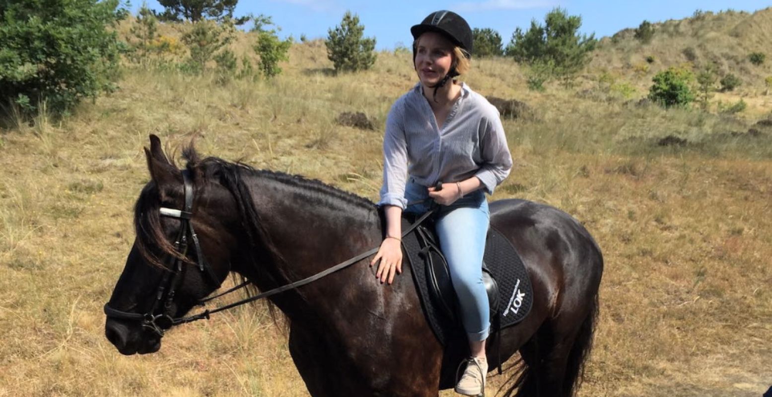 Tijdens een privérit heb je extra veel tijd om dingen te leren en je paard te leren kennen. Foto: Rijpaarden Verhuur Lok.