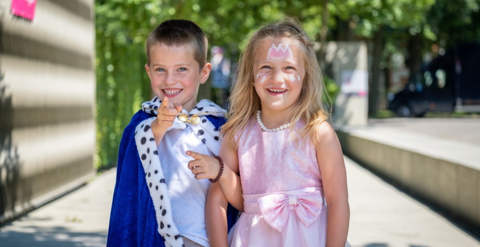 Kinderen trekken voor de Prinsen- & Prinsessendagen hun mooiste outfit aan. Foto: Paleis Het Loo.