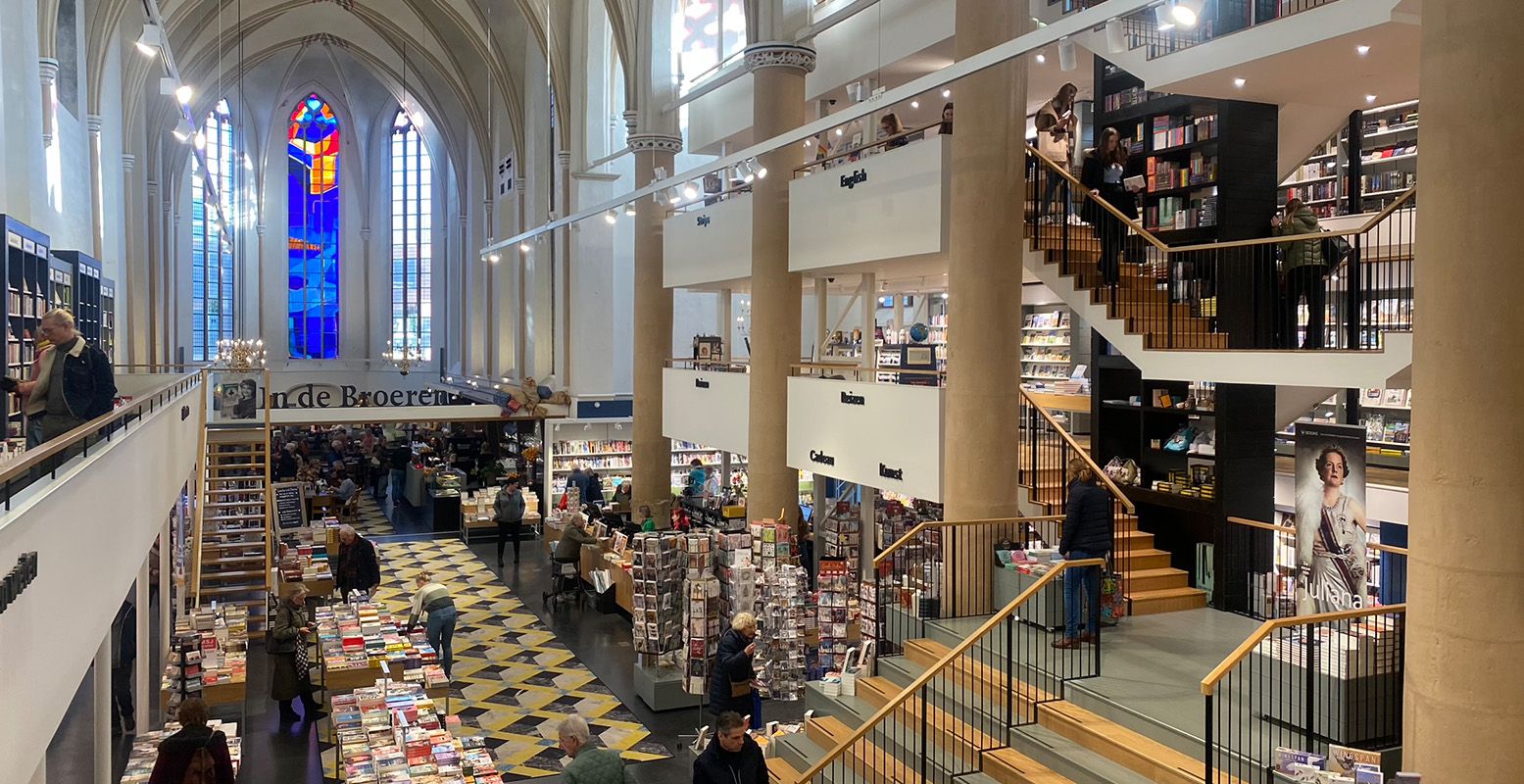 In Zwolle is veel moois te zien, zoals Van der Velde in de Broeren: een prachtige kerk tot de nok toe gevuld met boeken. Foto: MarketingOost