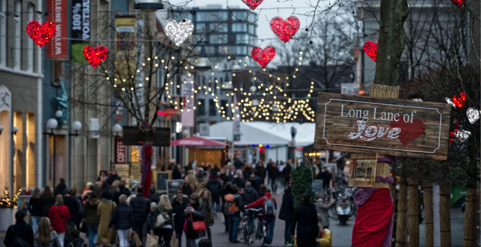 Loop over de Long Lane of Love in Enschede. Foto: Winter Wonderland Enschede.