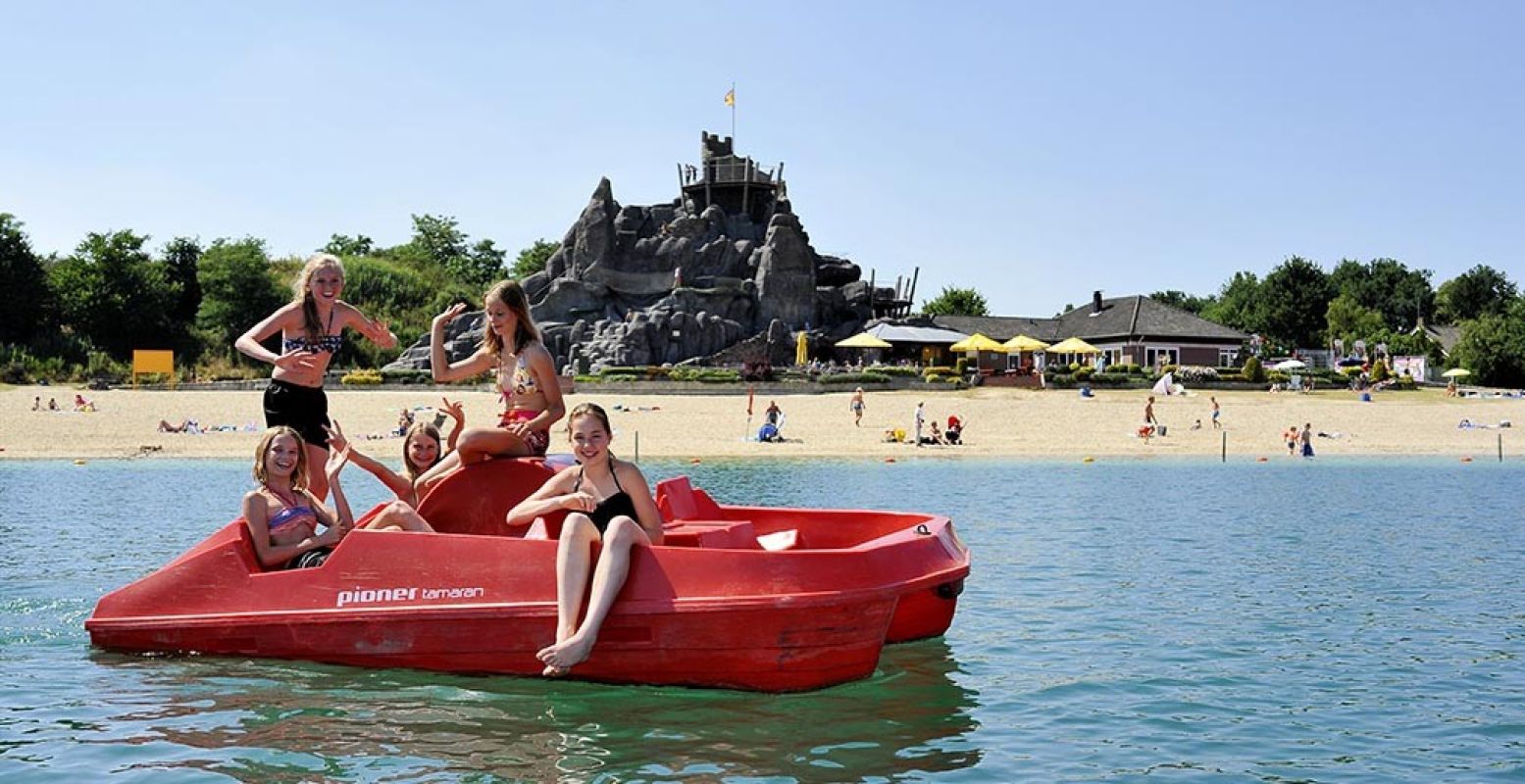 Als het mooi weer is is het strandbad dé plek om te waterfietsen en te zwemmen. Foto: BillyBird Park.