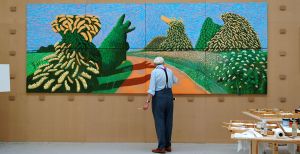 Over de foto: David Hockney schildert 'Bloeiende meidoorns langs de Romeinse weg', 2009, © David Hockney, Foto: Jean-Pierre Gonçalves de Lima David Hockney schildert 'Bloeiende meidoorns langs de Romeinse weg', 2009, © David Hockney, Foto: Jean-Pierre Gonçalves de Lima