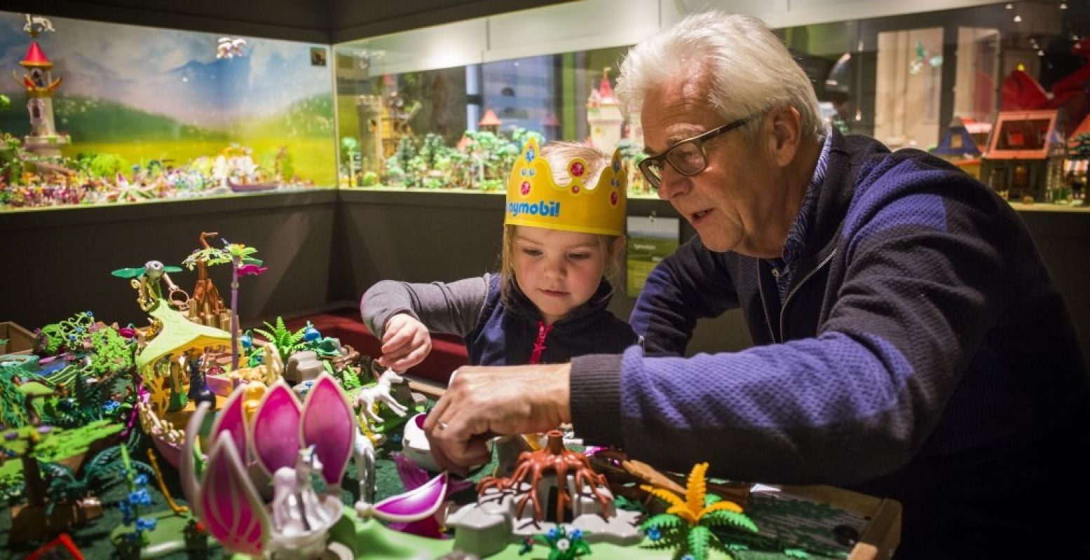 40 PLAYMOBIL - Een avontuurlijke reis door de tijd brengt verschillende generaties samen. Foto: Limburgs Museum.