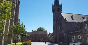 Ontdek het mooie vestingstadje Goes met de 5 tips van Jo Twee kerken tegenover elkaar: links de Grote Kerk, rechts de Heilige Maria Magdalenakerk. Foto: DagjeWeg.NL @ Tonny van Oosten