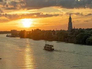 Avondvaart met De blauwe Bever (alleen varen) De Blauwe Bever langs Rhenen in de avond fotograaf: Cees van Doodeweerd