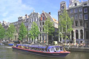 Overdekt waterplezier met een rondvaart Varen door de Amsterdamse grachten. Foto: Blue Boat Company.