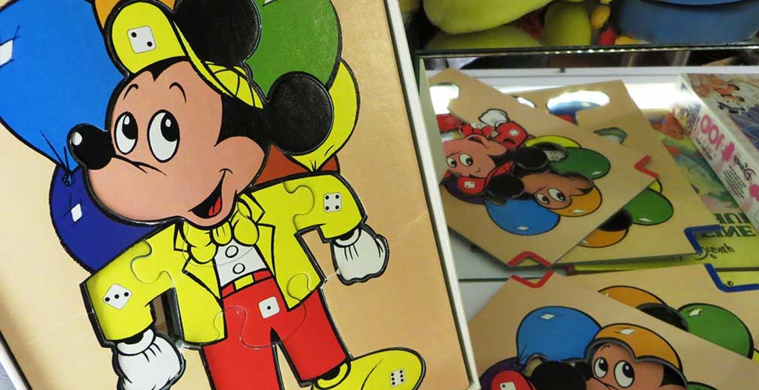 Bekijk Mickey Mouse films en merchandise van tientallen jaren oud. Foto: Speelgoedmuseum Kinderwereld.
