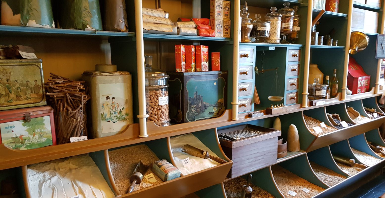 In het oude kruidenierswinkeltje van Albert Heijn. Foto: DagjeWeg.NL © Tonny van Oosten