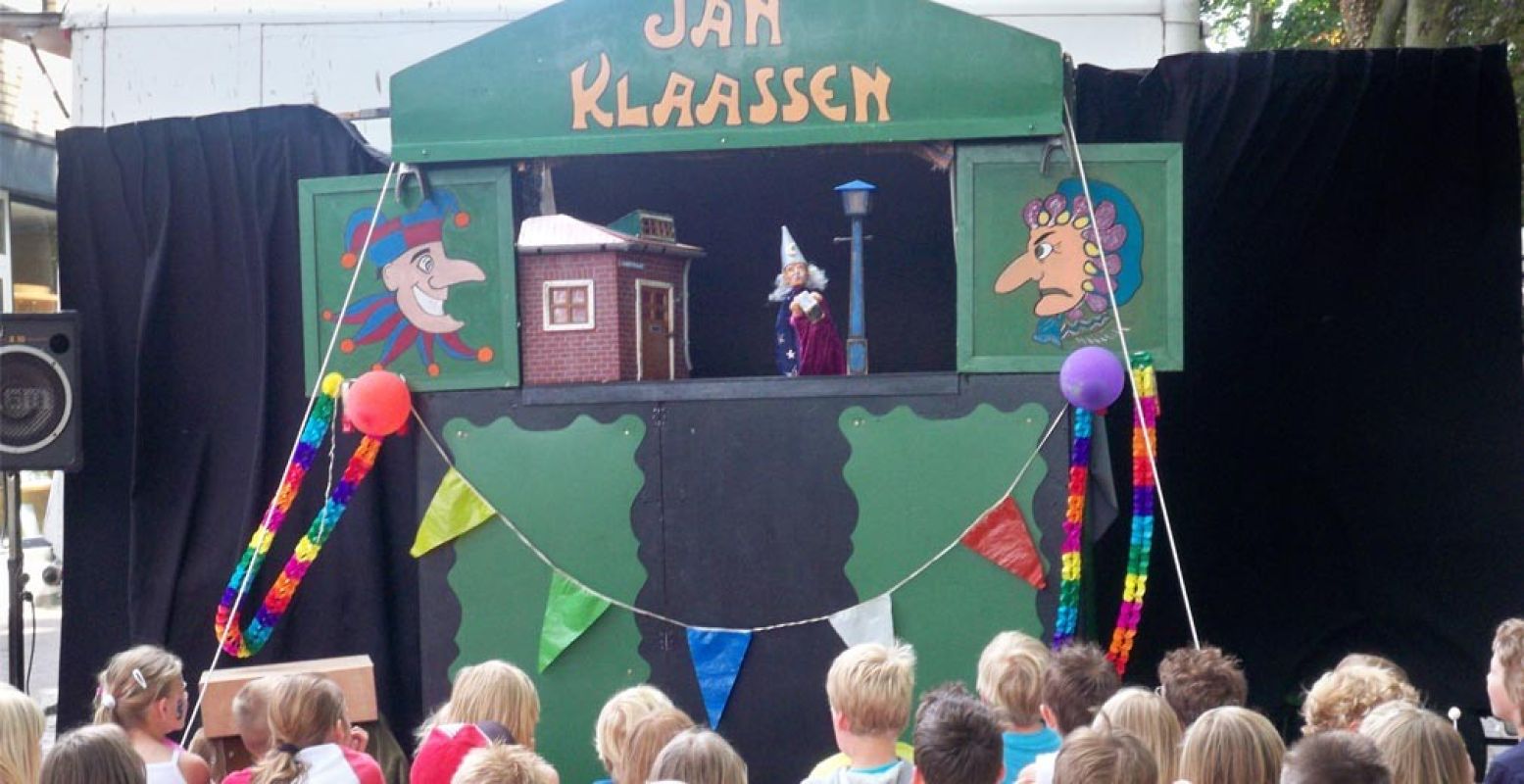 De kids genieten van poppenkastvoorstellingen. Foto: Stadstuinenfestival Almere