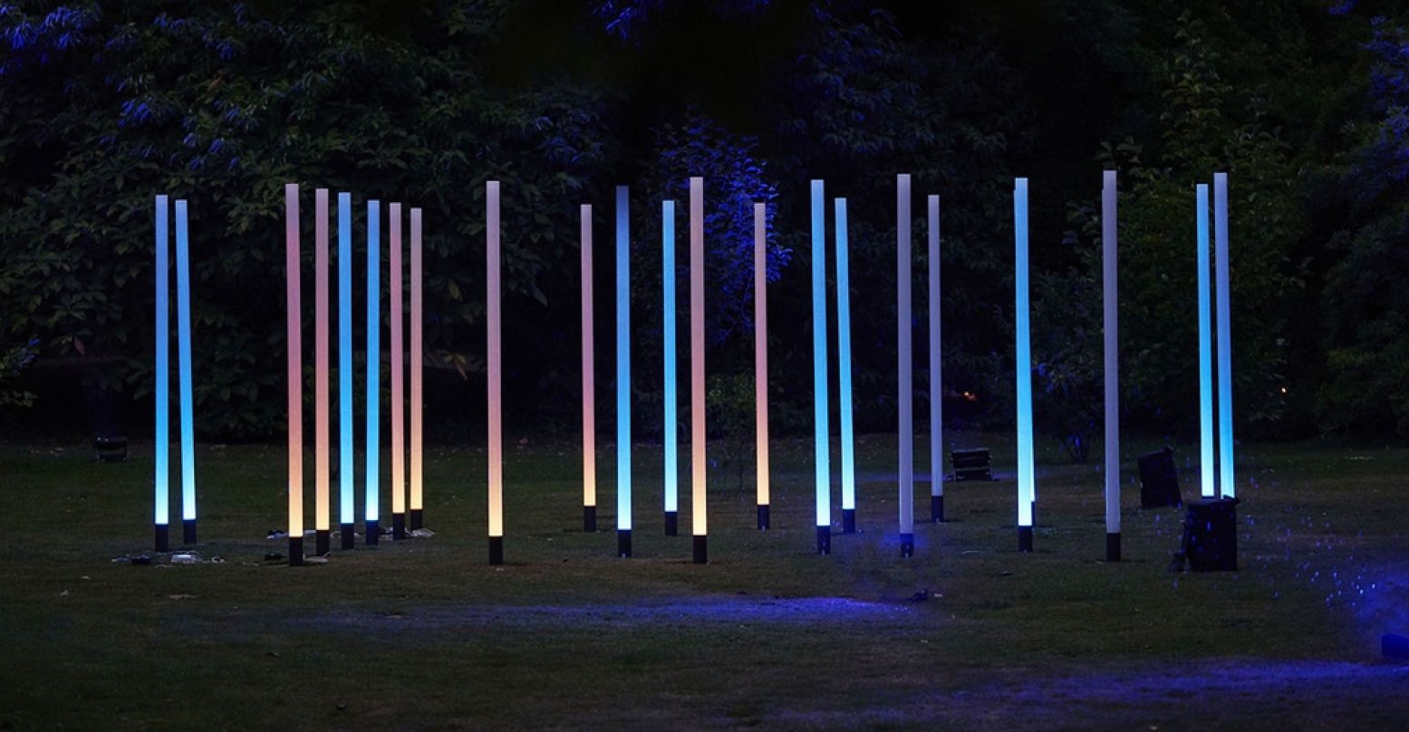 Chorus of Light van Stefano Massanti is een concert door 24 lichtkolommen. Elke kolom vormt een deel van het totale muziekstuk. Foto: Lumen In Art © Claus Langer