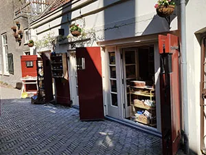 Atelier Hof 3 In het oude brandspuithuisje vind je nu een pottenbakkerij en winkeltje. Foto: DagjeWeg.NL