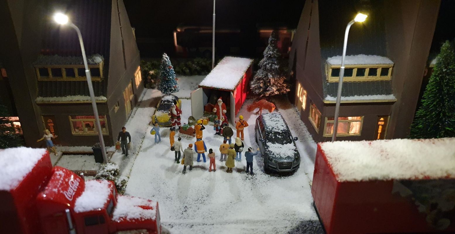 Spot alle kerstmannetjes in de winterse miniatuurwereld. Foto: Miniworld Rotterdam