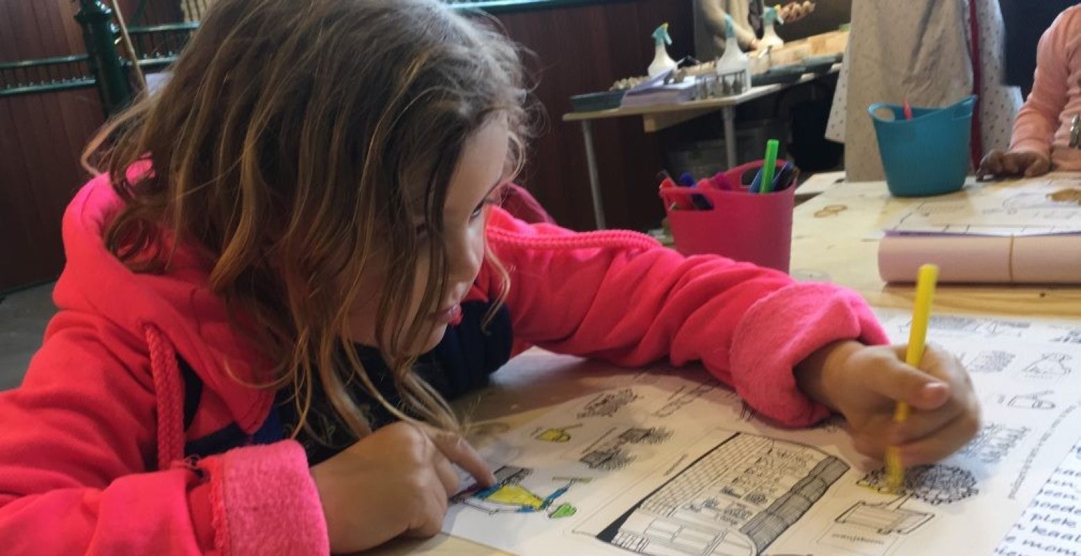 Even knutselen in het kinderatelier, vlak bij de stallen. Foto: Redactie DagjeWeg.NL.