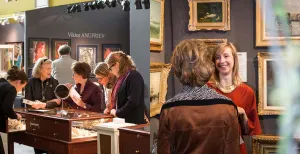 Geniet van Hollandsch glorie in Naarden Bewonder Hollands zilver, Hollandse meubelen, Hollandse tulpenvazen en meer. Foto: Denise Keus (links) en Willemijn van der Eijk (rechts).