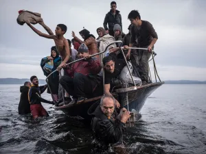 Sergey Ponomarey, 2015. An overcrowded boat arrives on the island of Lesbos. Uit de Fototentoonstelling: The Family of Migrants.