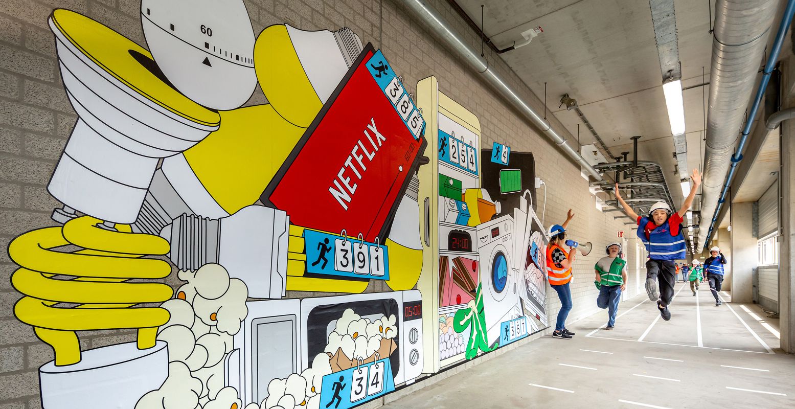 De gangen van HVC Alkmaar zijn voorzien van gigantische muurschilderingen. Foto: Thijs Wolzak