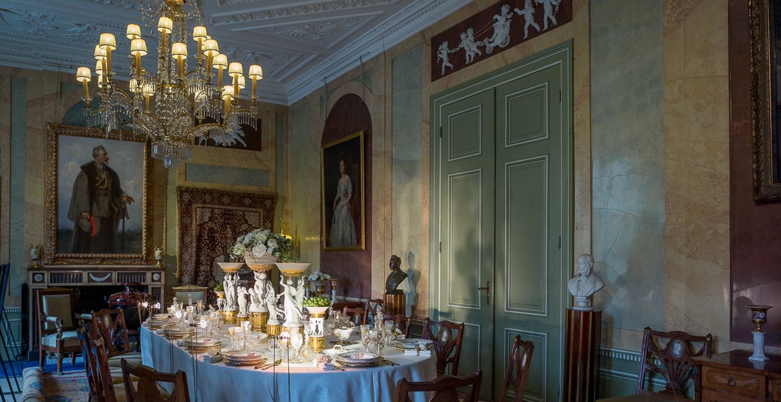 In de keizerlijke eetzaal staat het zilver en kristal nog op tafel. Foto: Museum Huis Doorn.
