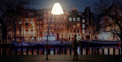 Een ontmoeting met een schemerlamp. Dat kan zomaar gebeuren tijdens Amsterdam Light Festival. Foto: Amsterdam Light Festival