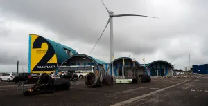 Ontdek alle ins en outs over de Haven van Rotterdam Machineonderdelen op de parkeerplaats. Foto: Redactie DagjeWeg.NL