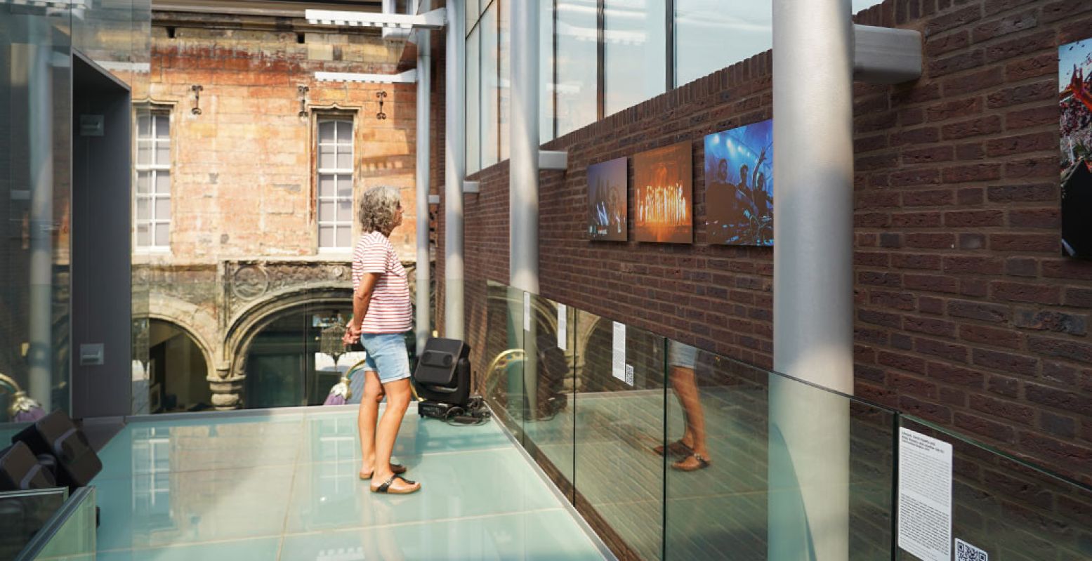 Bekijk op je dooie gemak de tentoonstellingen in het Fotomuseum aan het Vrijthof. Foto: André Löwenthal