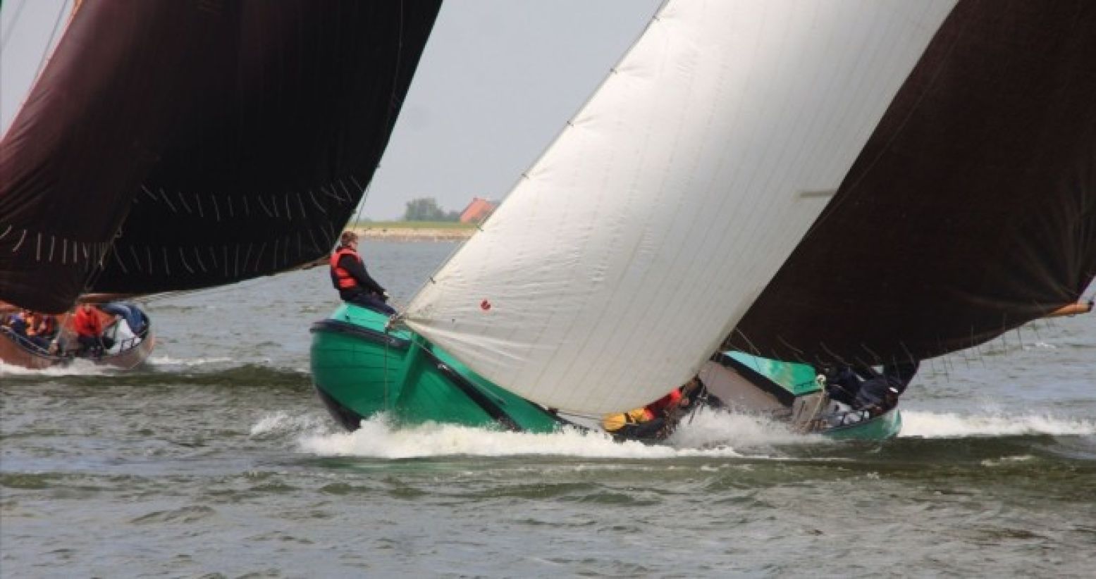 Bekijk het skÃ»tsjesilen bij Lemmer Ahoy. Foto: Archief Watersportvereniging 'De Zevenwolden' Lemmer