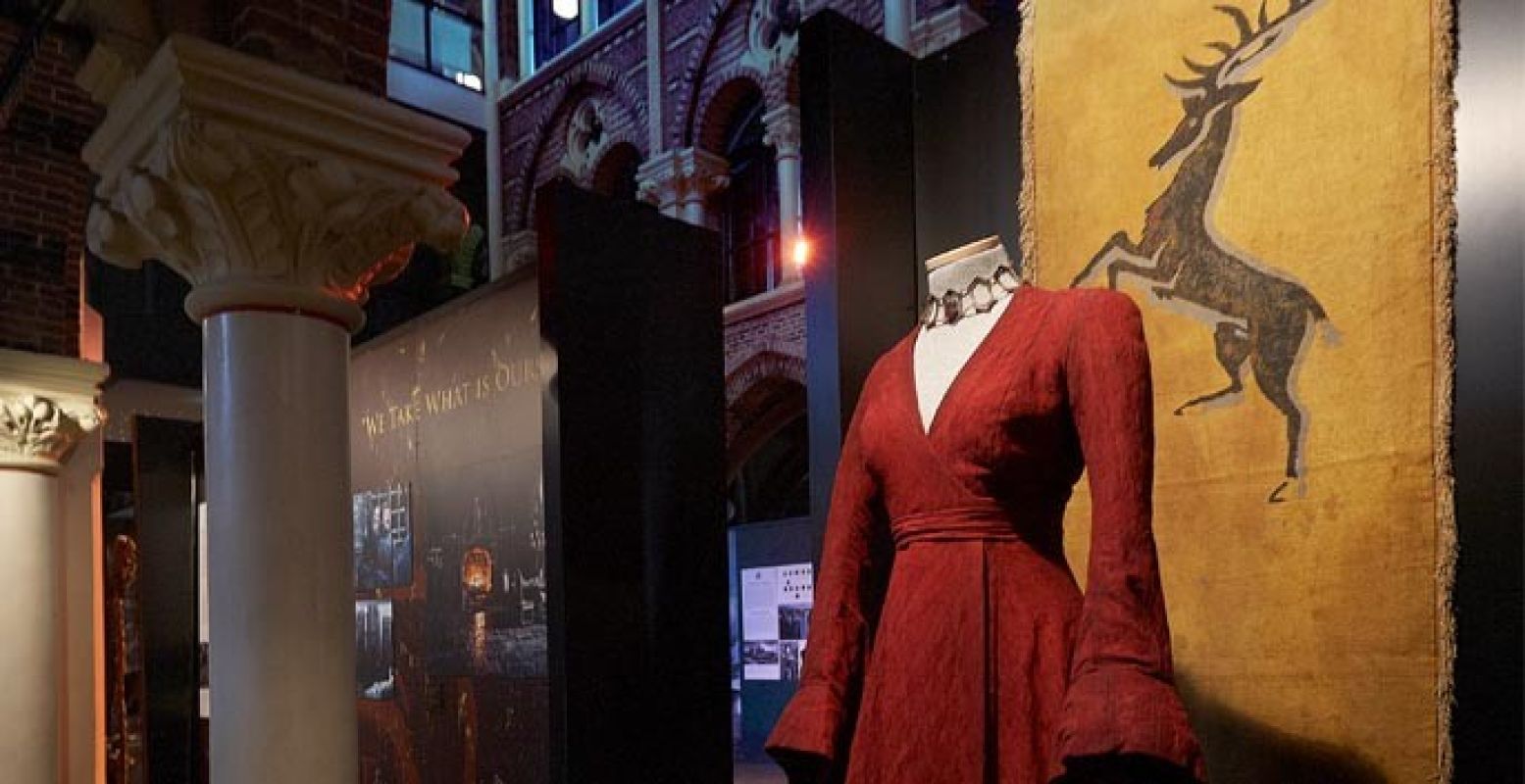 De rode jurk van Melisandre kwam er speciaal voor het Nederlandse publiek te hangen. Foto: HBO Nederland