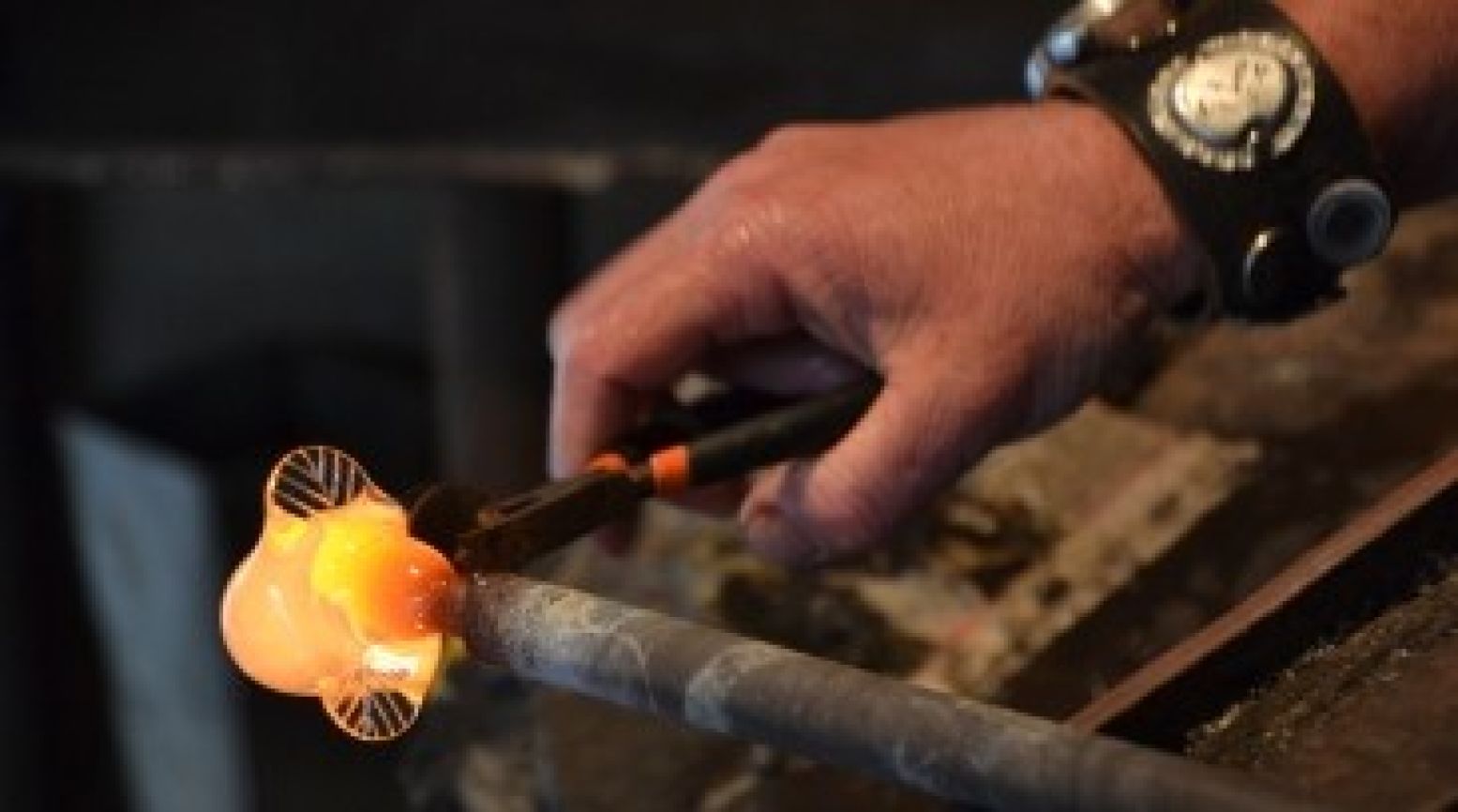 Glasblazer Mark maakt van een druppel gloeiend glas een bloemetje. Foto: DagjeWeg.NL