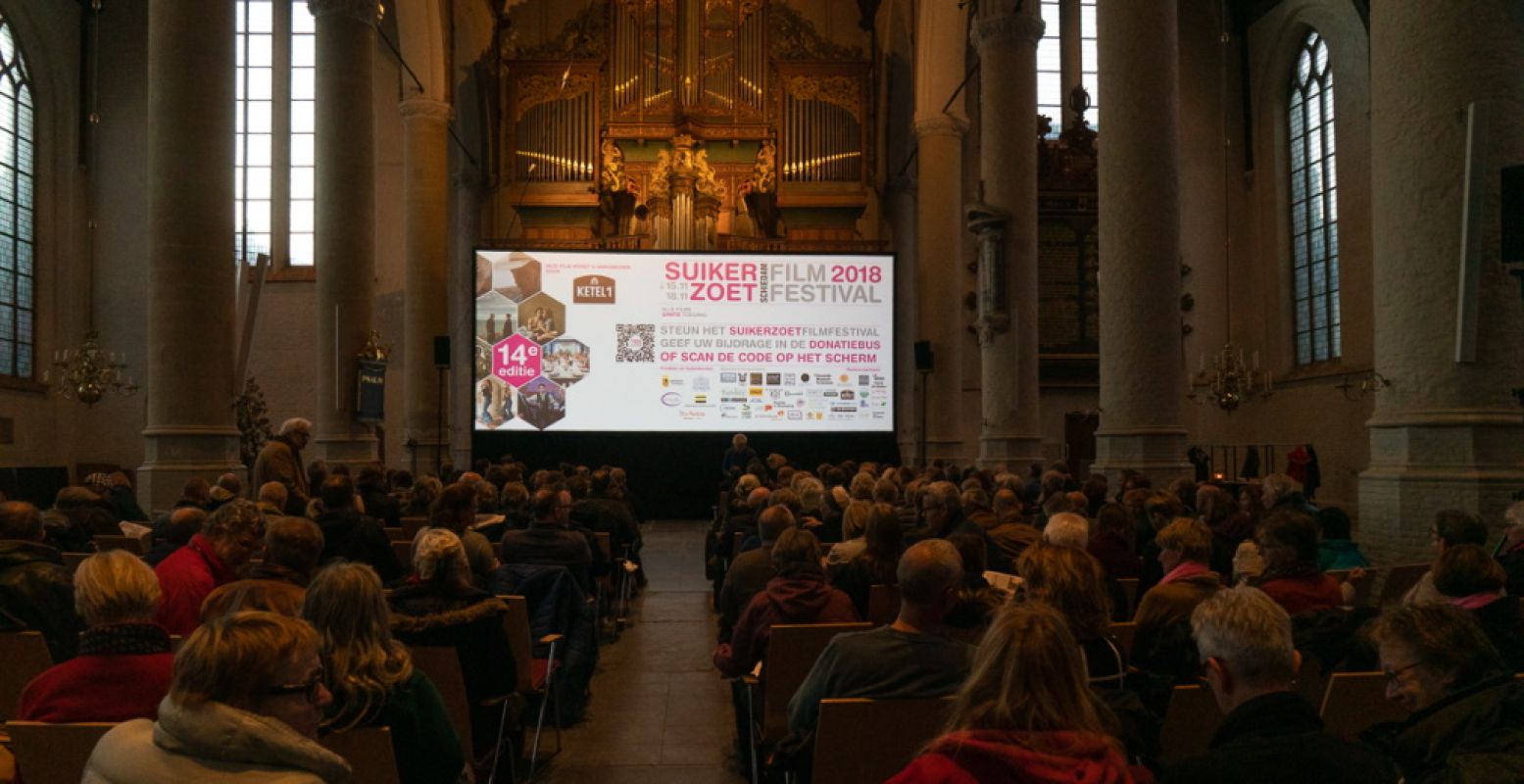 Kijk naar films in een ongewone setting zoals de Grote Kerk in Schiedam. Foto: John Middelkoop.