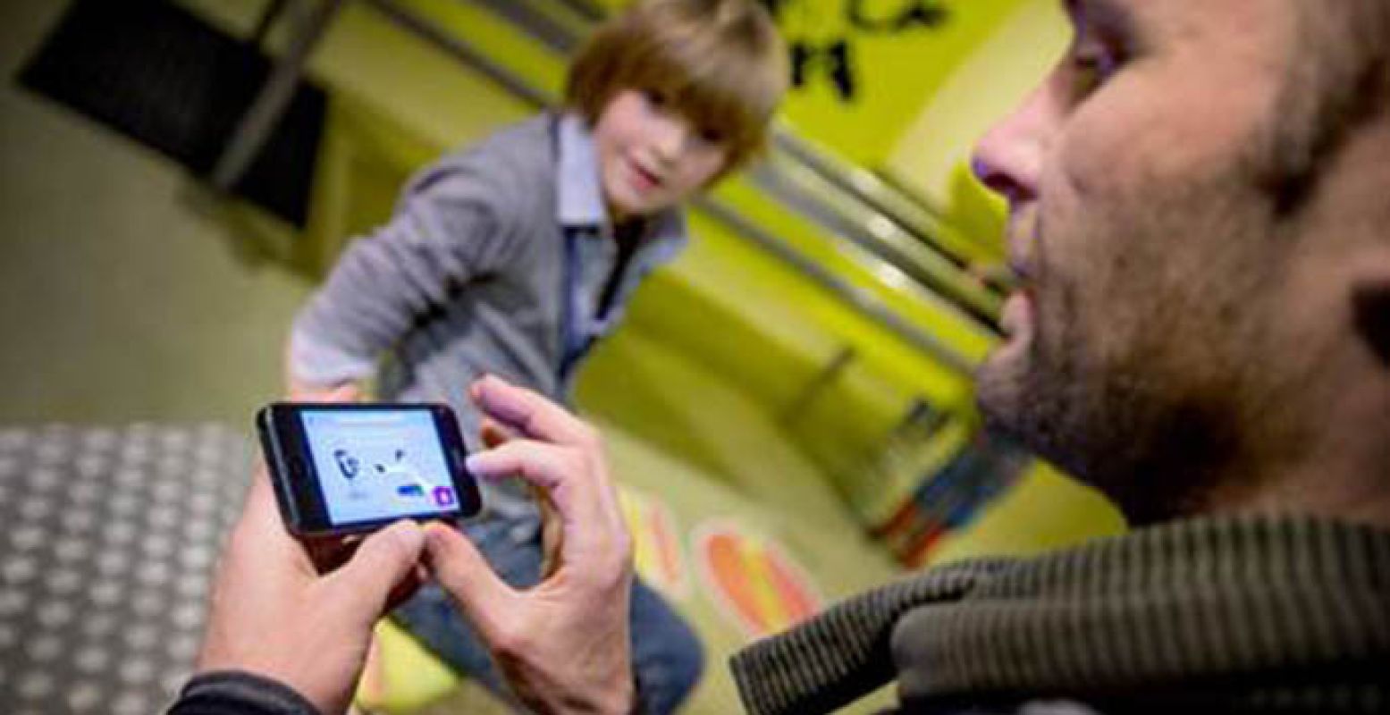 Naar NEMO? Smartphone mee voor de app OntdekNemo. Foto: DigiDaan / NEMO