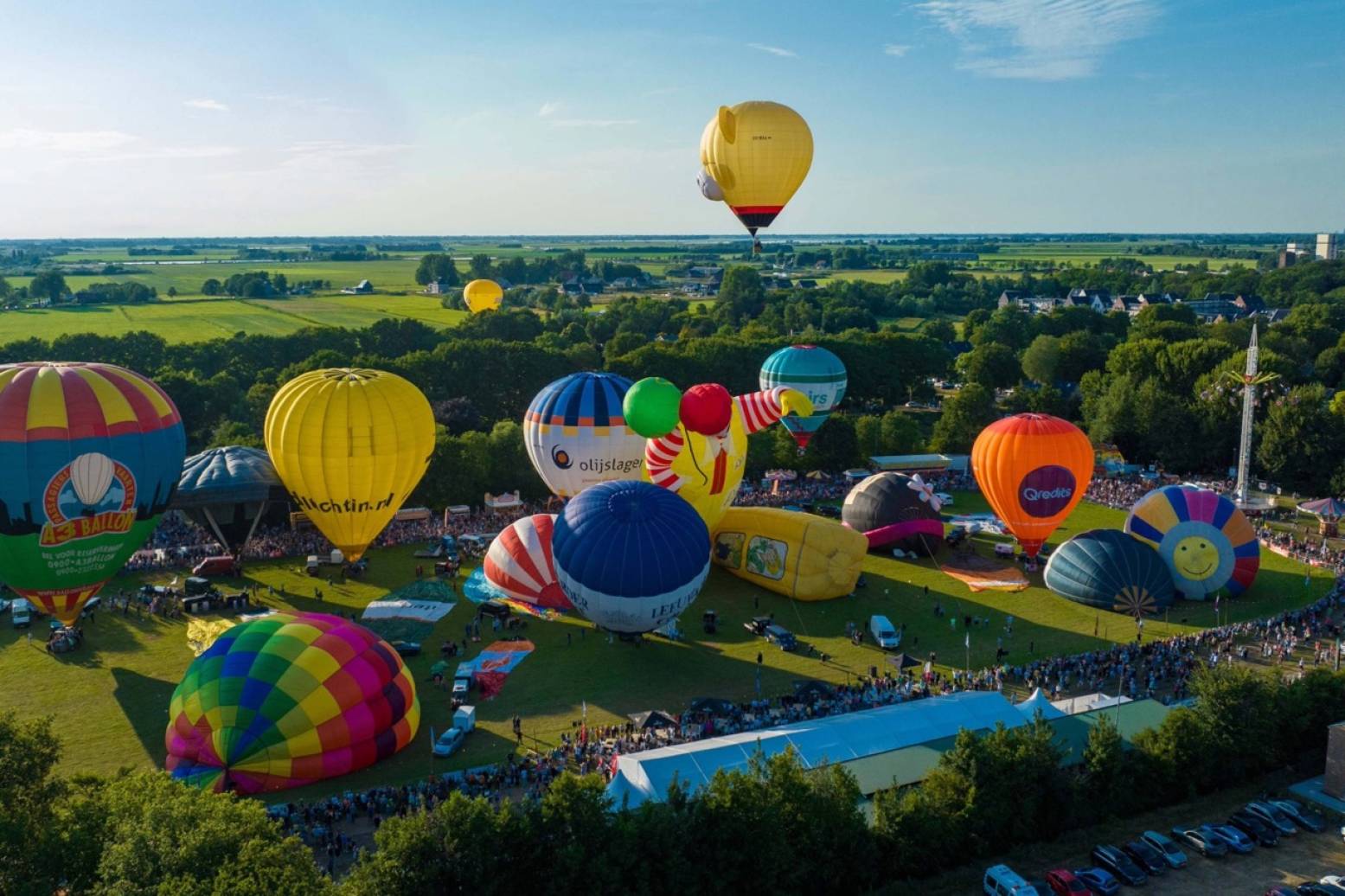 Ballonnen in allerlei vormen en kleuren gaan de lucht in. Foto: Binne-Louw Katsma Ballonnen in allerlei vormen en kleuren gaan de lucht in. Foto: Binne-Louw Katsma