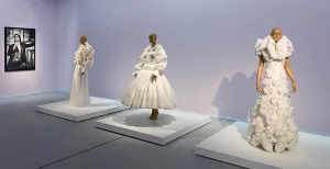Het is zwijmelen geblazen in het Groninger Museum Prachtige jurken, waarvan eentje van Viktor & Rolf (midden). Foto: Groninger Museum.