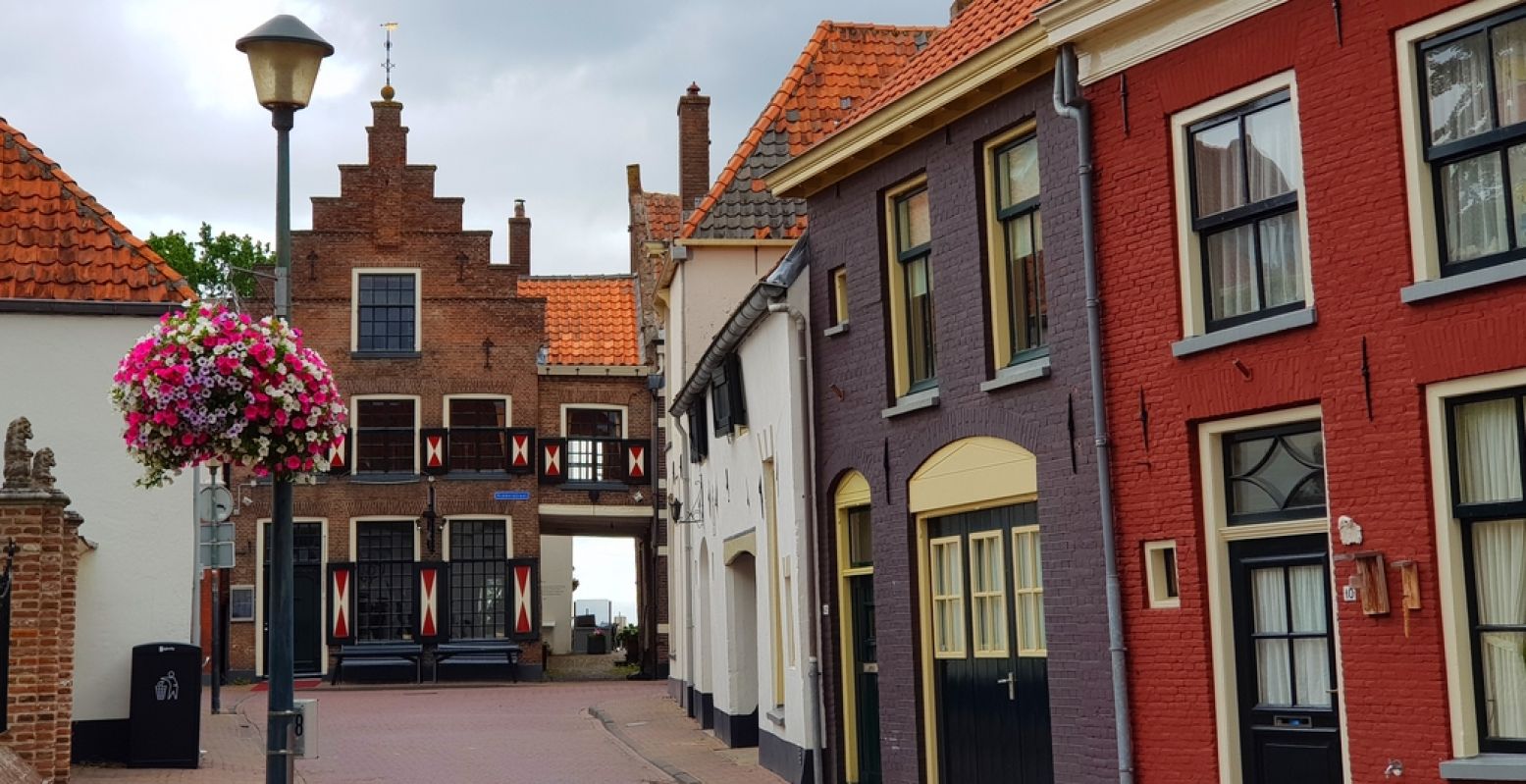 De authentieke historische straatjes van Hattem brengen je even terug in de tijd. Foto: DagjeWeg.NL @ Tonny van Oosten