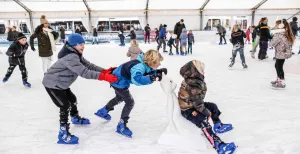 6 Nederlandse steden vol kerstsfeer Schaats een rondje over de schaatsbaan voor het Kurhaus in Scheveningen. Foto: The Hague & Partners