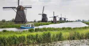 De molens van Kinderdijk In Kinderdijk staan 19 oude molens te pronken! Foto: Stichting Werelderfgoed Kinderdijk © Arie Kievit