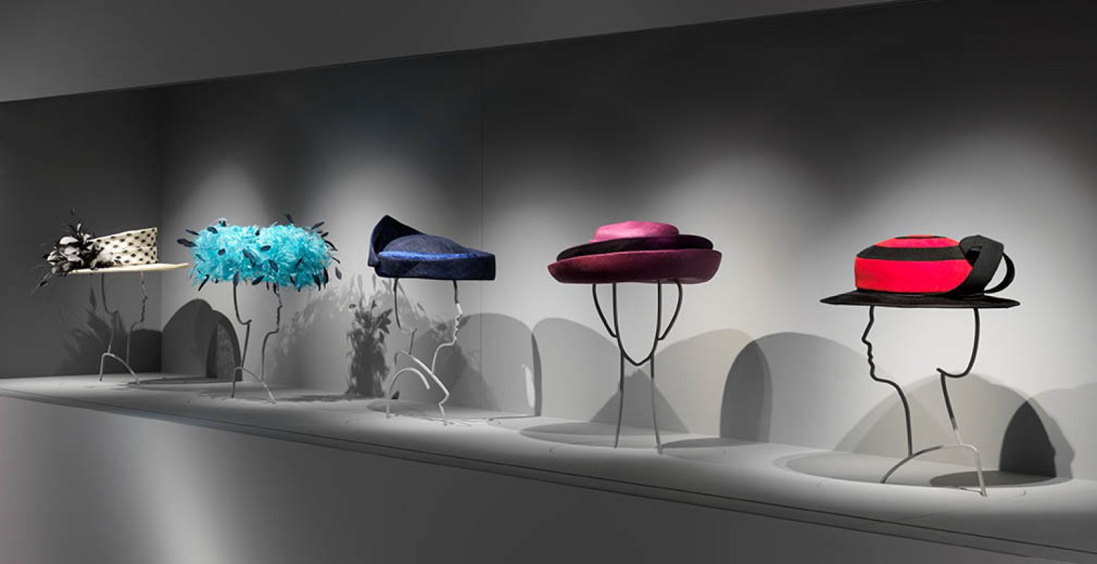 Hoeden in de tentoonstelling Chapeaux! de hoeden van Koningin Beatrix op Paleis Het Loo. Foto: T. Haartsen.