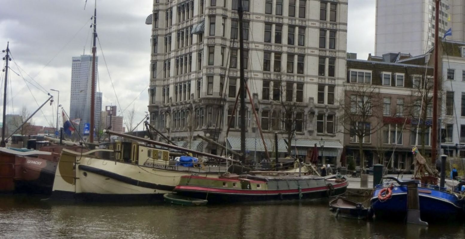 Niet alles is  modern in Rotterdam. Vlak bij de kubuswoningen vind je een historische haventje. Foto: Henk Arendse.