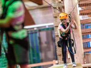 Kinderen vanaf acht jaar mogen de hoogte in. Foto: Adventure City Rotterdam