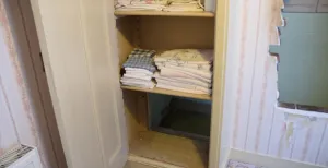 Ontmoet verzetsheld Corrie ten Boom in De Schuilplaats Door dit gat kropen de onderduikers in de geheime kast. Foto: Redactie DagjeWeg.NL