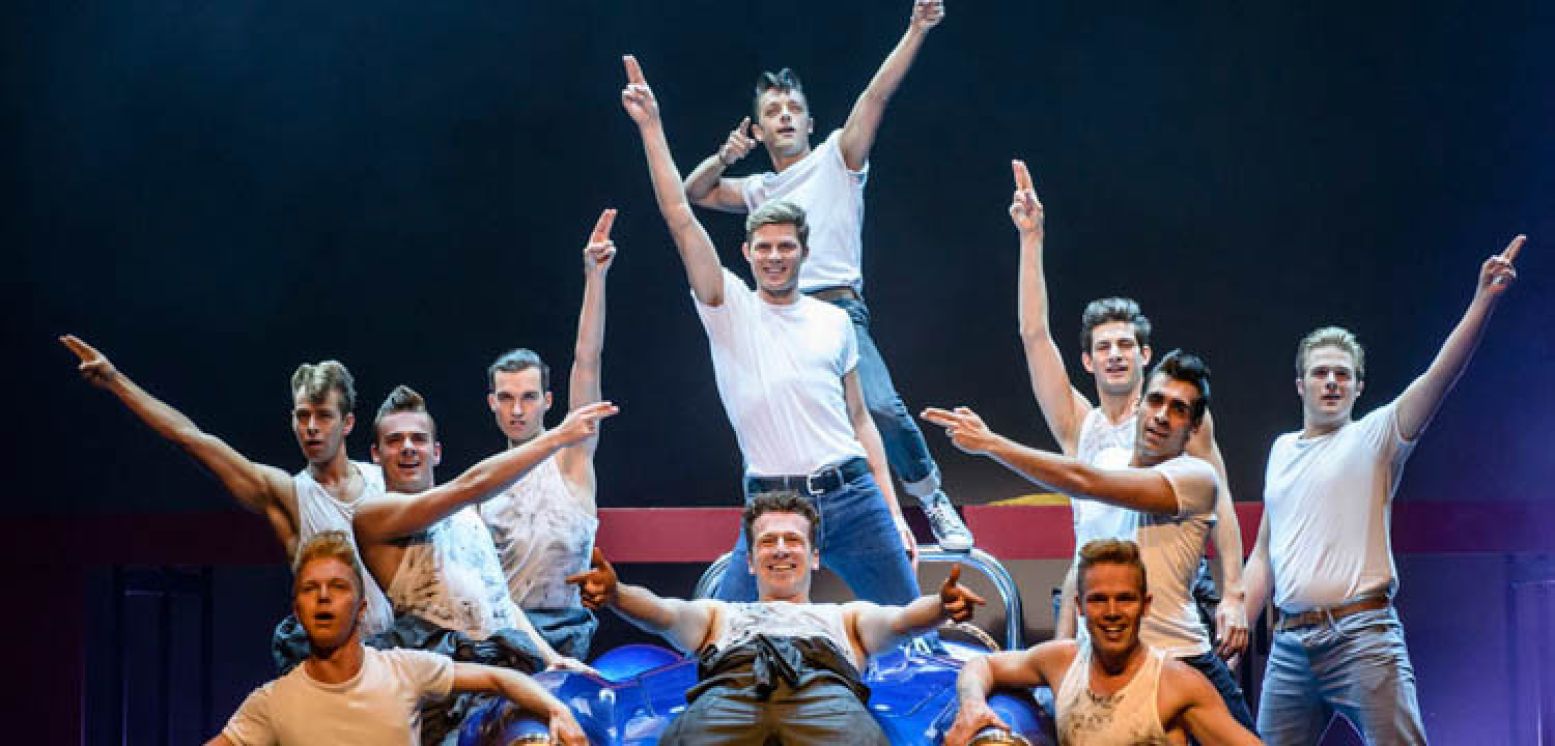 De T-Birds lappen een auto op in de Grease-klassieker Greased Lightnin'. Foto: Roy Beusker & Annemieke van der Togt.