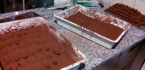 Hattems trots: handgemaakte chocolaatjes Truffels in wording... Foto: DagjeWeg.NL