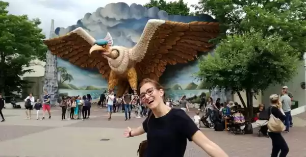 Waarom de Efteling ook leuk is voor een twintiger Redacteur Eline poseert net iets te blij voor Vogel Rok. Foto: Redactie DagjeWeg.NL