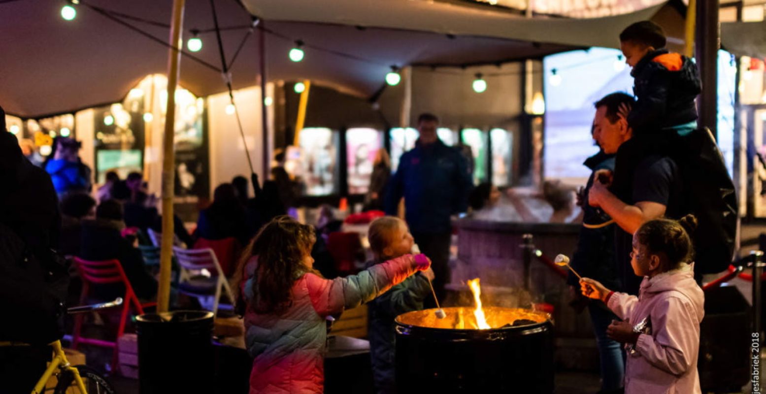Warm je op aan een gezellige vuurkorf op een van de vele kerstmarkten. Foto: De Schaapjesfabriek.