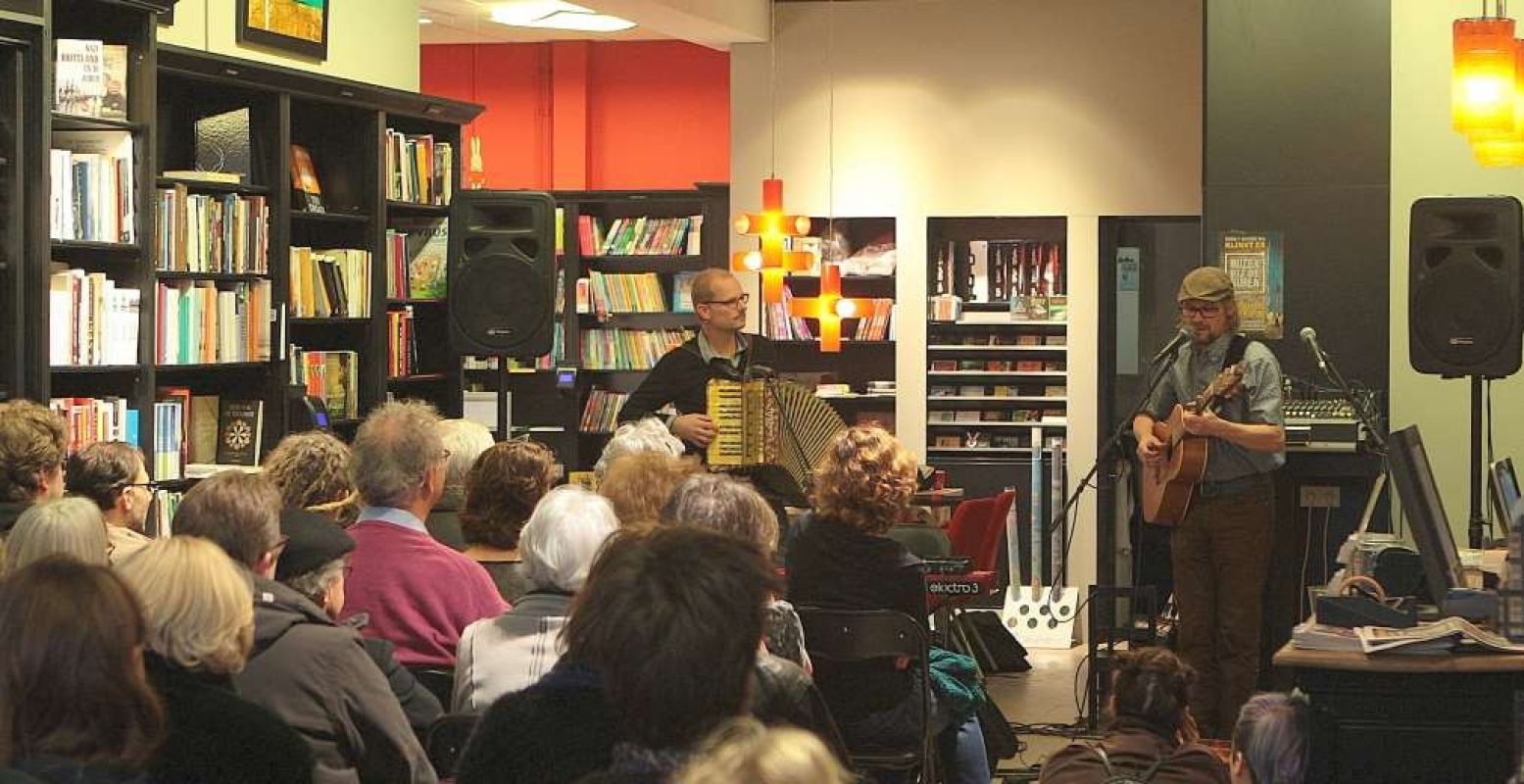 Luister naar lokale muzikanten in bijvoorbeeld de boekwinkel om de hoek. Foto: Muziek bij de Buren Ede © Theo Beumer