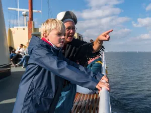 Combineer de tramrit met een boottocht over het IJsselmeer. Foto: Museumstoomtram Hoorn-Medemblik © Benno Ellerbroek