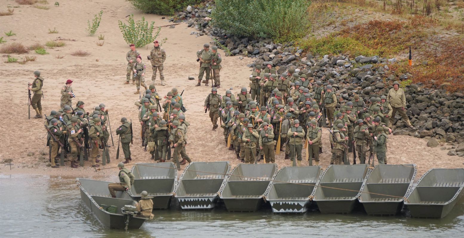 De soldaten stappen op de bootjes tijdens de Waalcrossing in 2022. Foto: Rèzlin Kiekebos