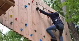 Dagje uit? Dit zijn topuitjes voor jongeren Wie durft? Hoog tussen de bomen oversteken over een klimwand bij Klimbos Harderwijk. Foto: SOS Events BV / Klimbos Harderwijk