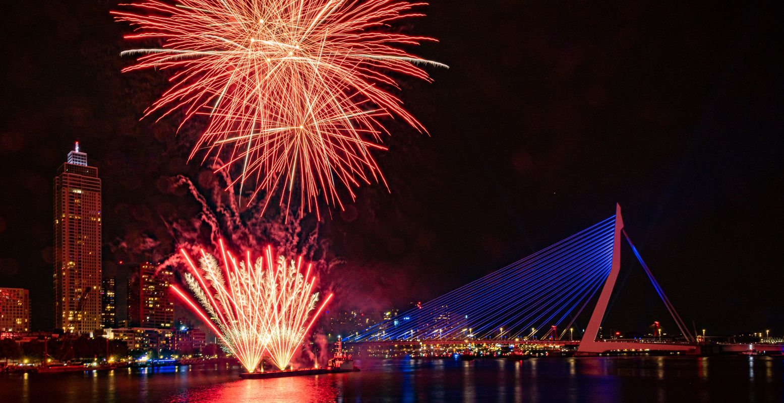 Vuurwerk boven de Erasmusbrug tijdens de Avondshow. Foto: Wereldhavendagen © Anne Reitsma