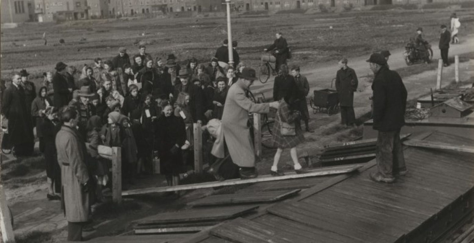 Kinderen worden per schip naar Friesland gebracht, Den Haag (1944-1945). Credits: Menno Huizinga/ Nederlands Fotomuseum